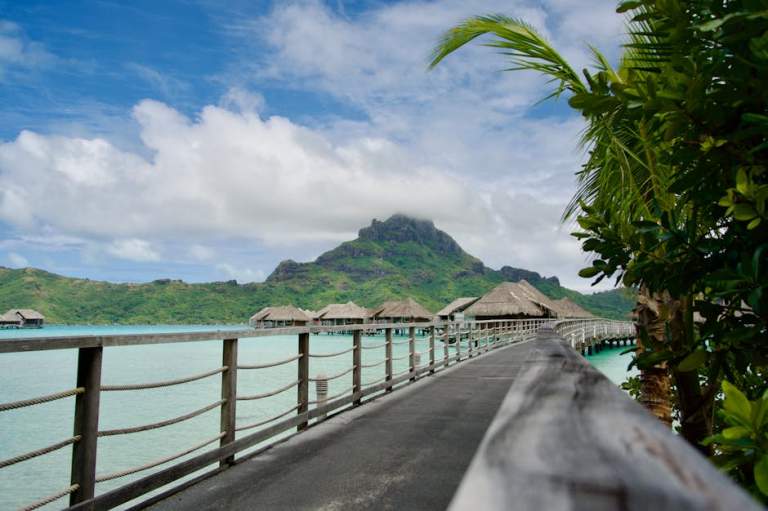 New York to Bora Bora Flight Guide: Time, Airlines, Best Months & Prices